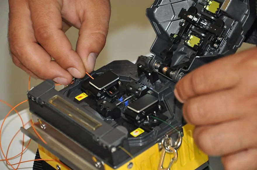 Füzyon ek cihazına fiber yerleştiren Telmag teknisyeni