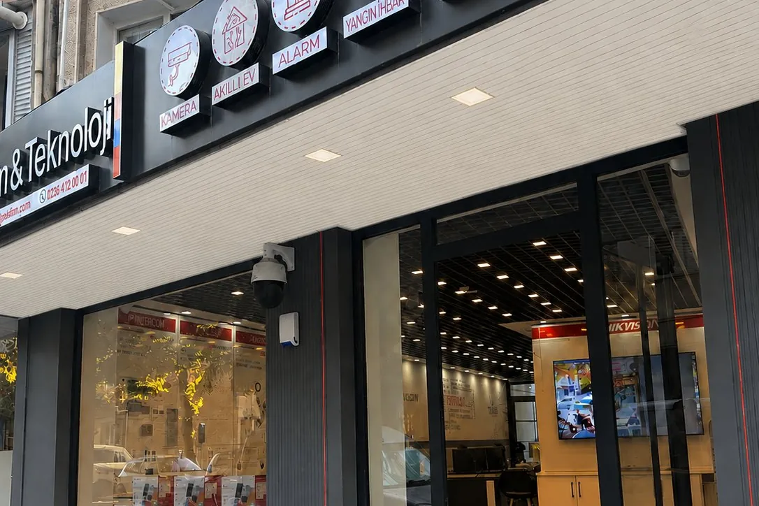 Telmag Akhisar mağazasının girişi, vitrini ve tabelası; içeride showroom