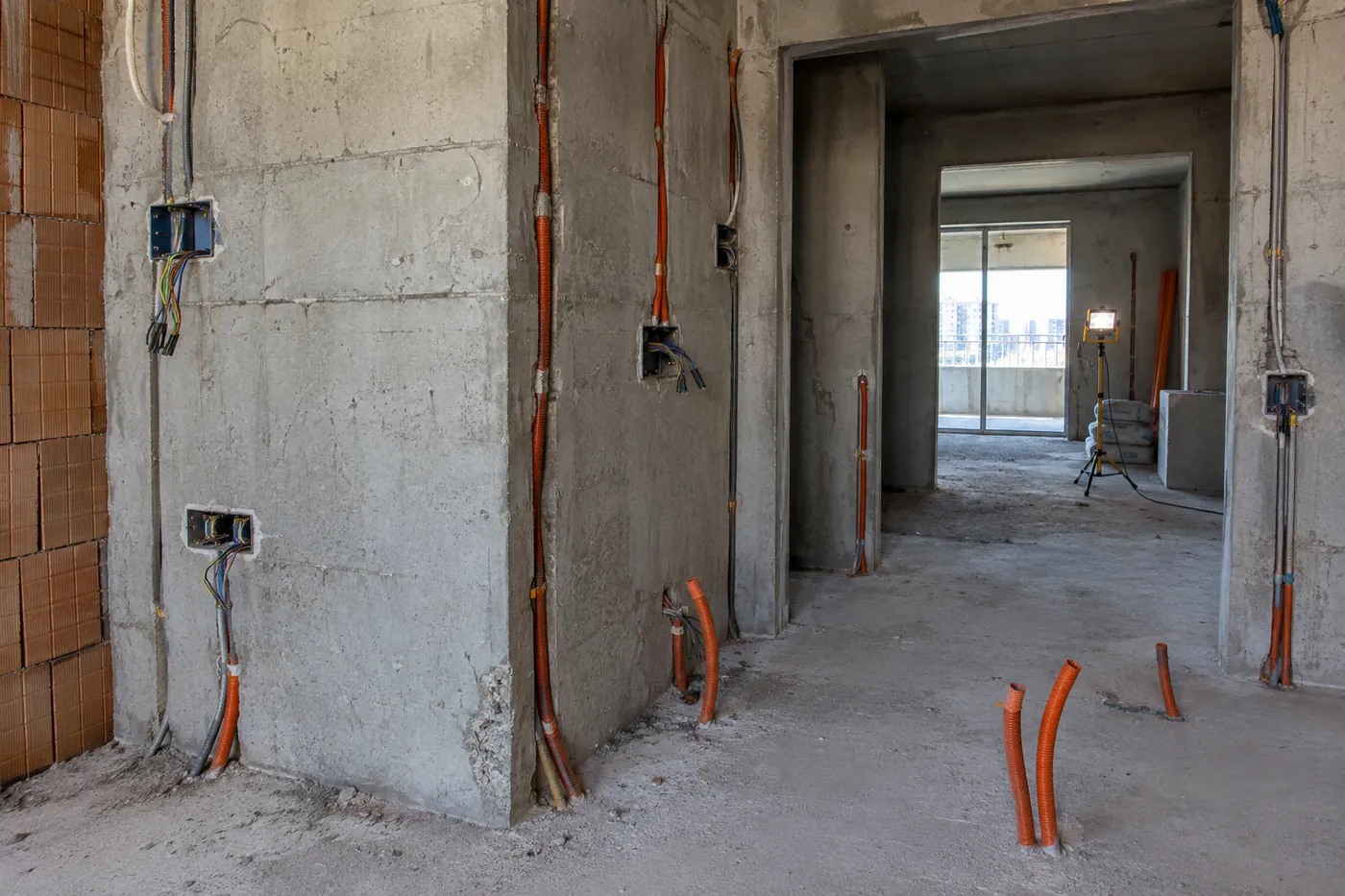 Sıva öncesi betonarme rezidans yapısında duvar ve döşeme içine yerleştirilmiş spiral ve PVC elektrik boruları ile buatlar