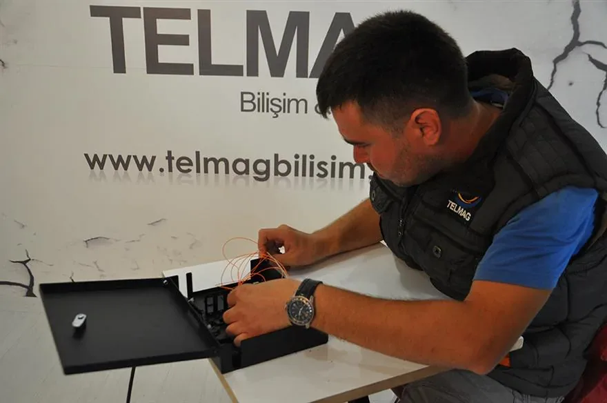 Telmag teknisyeni fiber optik sonlandırma kutusunda pigtail bağlantısı yaparken