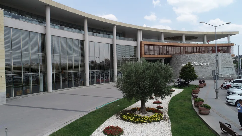 Akhisar Belediyesi hizmet binası ön cephesi ve girişi