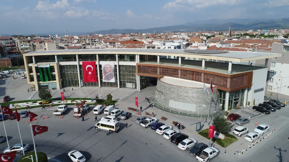 Akhisar Belediyesi hizmet binasının havadan görünümü