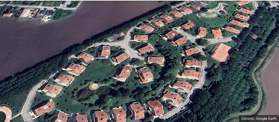 Akhisar Şirinköy Villaları — Google Earth uydu görüntüsü (villa sitesi, tenis kortu ve havuz)