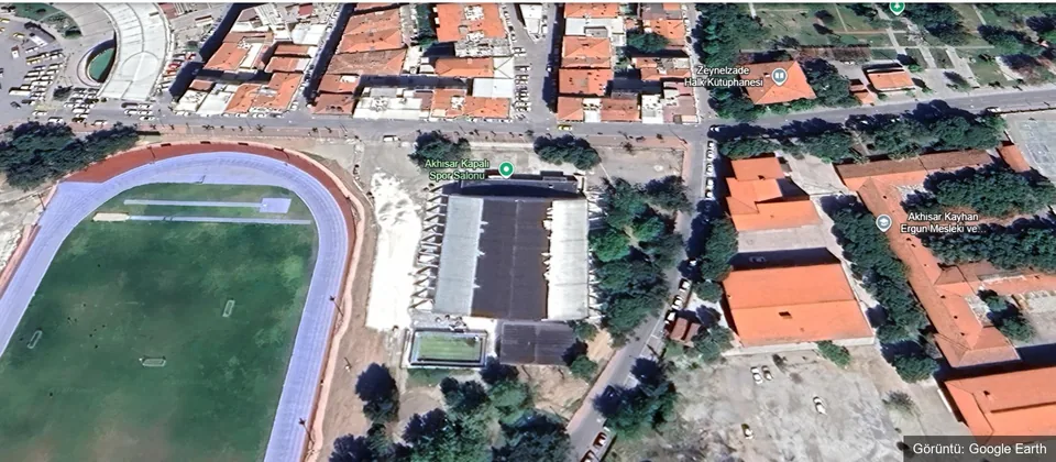 Akhisar Kapalı Spor Salonu ve Şehir Stadyumu — Google Earth uydu görüntüsü