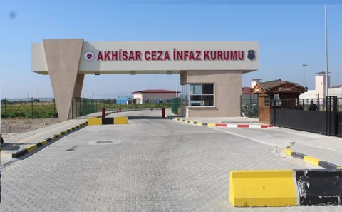 Akhisar Ceza İnfaz Kurumu yerleşkesinin giriş kapısı ve nizamiyesi — Akhisar T Tipi Kapalı Ceza İnfaz Kurumu