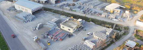 Aytekinler İnşaat'ın Turgutlu-Manisa kara yolu üzerindeki merkez üretim tesisi, idari binası ve beton mamul stok sahasının hava fotoğrafı (firma görseli)