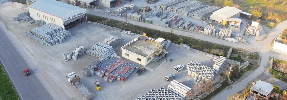 Aytekinler İnşaat'ın Turgutlu-Manisa kara yolu üzerindeki merkez üretim tesisi, idari binası ve beton mamul stok sahasının hava fotoğrafı (firma görseli)
