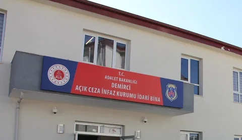 Demirci Açık Ceza İnfaz Kurumu idari bina girişi ve tabelası