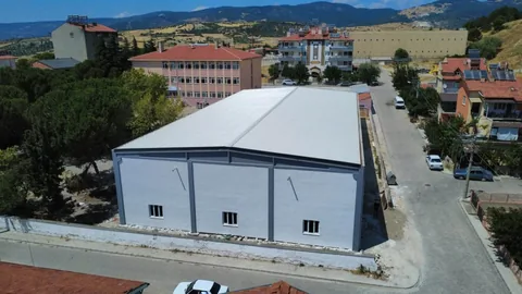 Demirci Fatih Ortaokulu spor salonu binası (yapım aşaması, Ağustos 2026)