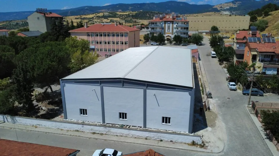 Demirci Fatih Ortaokulu spor salonu binası (yapım aşaması, Ağustos 2026)
