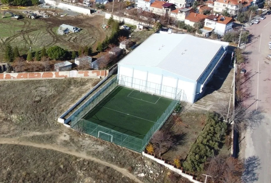 Demirci Turgut Özal Kapalı Spor Salonu — havadan görünüm