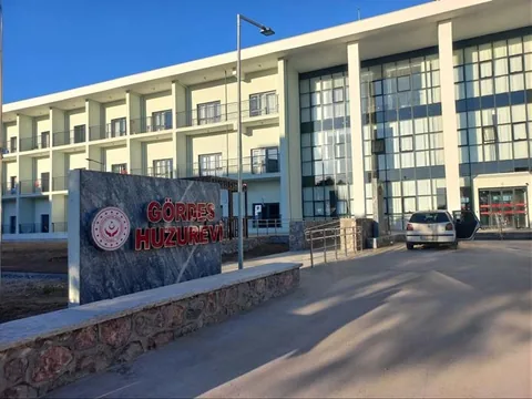 Gördes Huzurevi Yaşlı Bakım ve Rehabilitasyon Merkezi hizmet binasının dış cephesi ve kurum tabelası