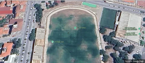 Kırkağaç Şair Eşref Stadyumu ve yanındaki ilçe spor salonu — Google Earth uydu görüntüsü