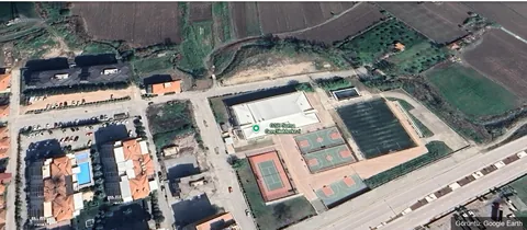 Soma Gençlik Merkezi — Google Earth uydu görüntüsü (kapalı salon, tenis ve basketbol sahaları, halı saha)