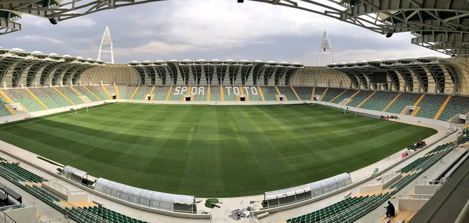Spor Toto Akhisar Stadyumu'nun tribünleri ve çatı örtüsü
