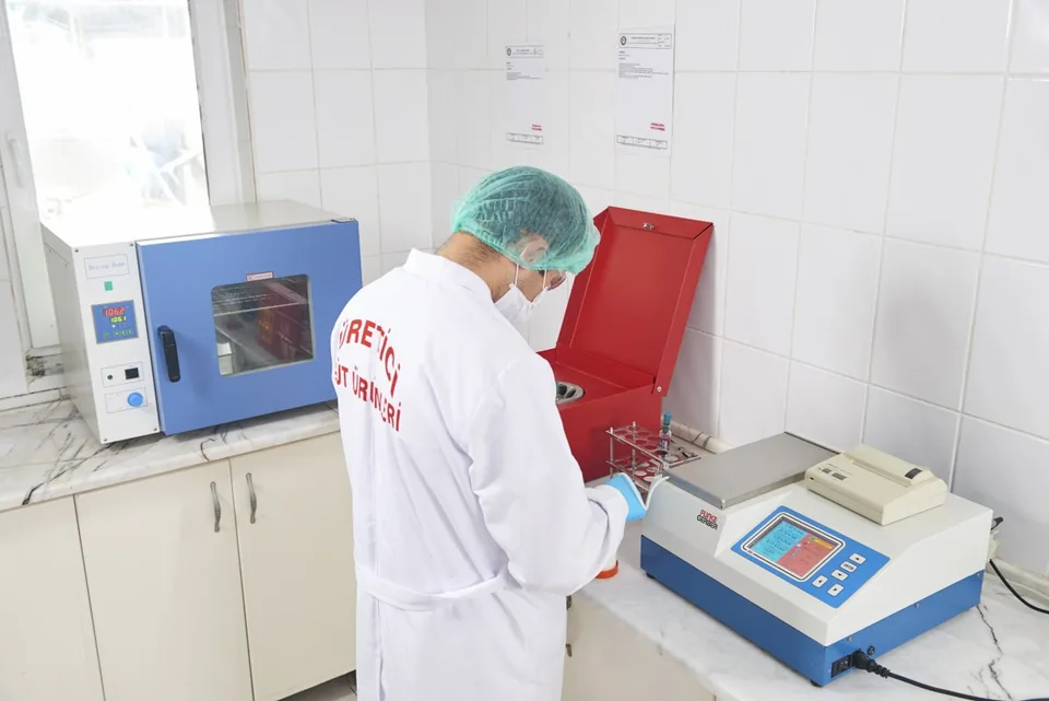 Üretici Gıda Akhisar üretim tesisi laboratuvarı — fiber network, IP santral ve kamera sistemlerinin kurulduğu tesis (firma görseli)
